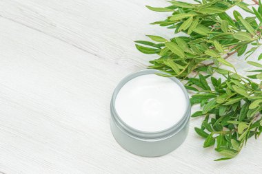 Beyaz kavanoz konseptinde fıstık ağacı yüz kremi..