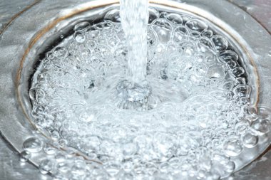 Lavabodaki su kabarcıkları soyut arkaplanı kapatın.