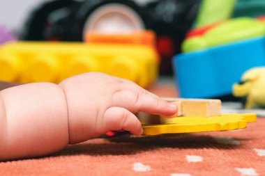 Küçük çocuk yerde çocuklar için müzik aleti çalıyor..