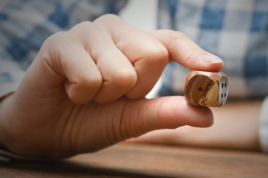 Kadınların elindeki zarlar kapanıyor..