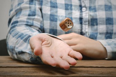 Kadınların elindeki zarlar kapanıyor..