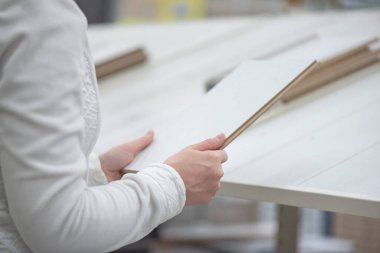 Kadın bir inşaat dükkanında yeni bir kaplama seçiyor..