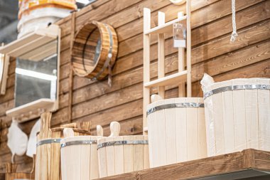 Banyo ahşap aksesuarlar tezgahın arkasında.