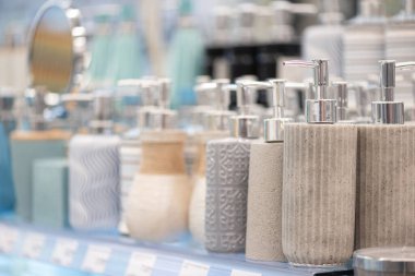 Tezgahta çeşitli sıvı sabun şişeleri var..