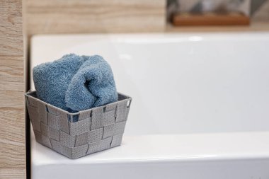 Havluyu küvetin arka planında plastik bir kutuya koyup kapat..