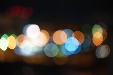 Gece şehrinin bulanık ışıkları soyut arkaplan.