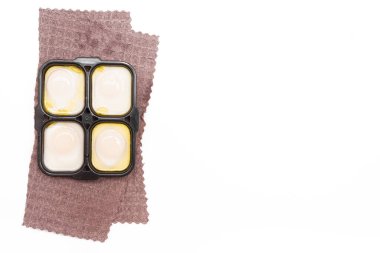 Yumurta pişirme kabında pişmiş yumurta, beyaz arka planda izole edilmiş..