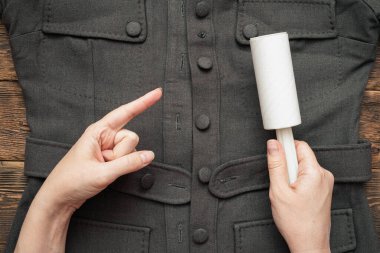 Kadın çamaşırları temizleyici ile temizliyor..