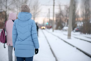 Kışın tramvayda tren bekleyen bir kadın..