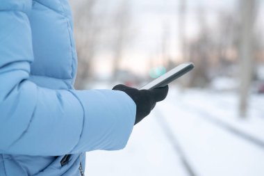 Kadın tramvay konseptinde durarak tramvayın yerini çevrimiçi olarak takip ediyor..