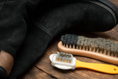 Ayakkabı fırçası konseptiyle süet botları temizlemek..