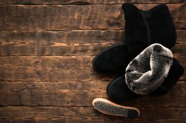 Ayakkabı fırçası kavramına sahip süet botları fotokopi alanı ile temizleme.