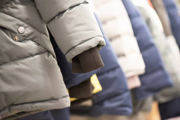 Nouvelles Vestes Hiver Sur Marché Comptoir Fermer Arrière Plan — Photo