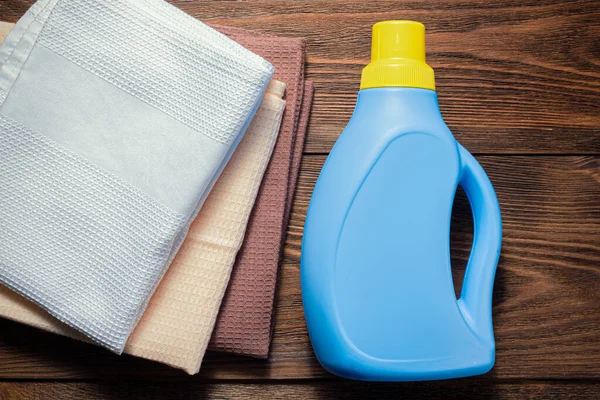 Botella Detergente Pila Toallas Sobre Fondo Plano Madera — Foto de Stock
