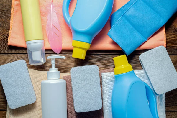 Botellas Detergente Suavizante Esponjas Pila Toallas Sobre Fondo Plano Madera — Foto de Stock