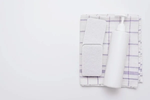 Beyaz Sıvı Sabun Deterjan Şişesi Süngerler Havlu Beyaz Düz Zemin — Stok fotoğraf