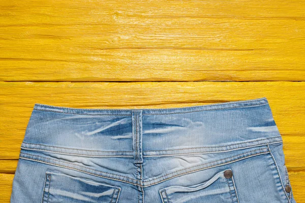 Pantalones Cortos Vaqueros Azules Sobre Fondo Amarillo Madera Con Espacio — Foto de Stock
