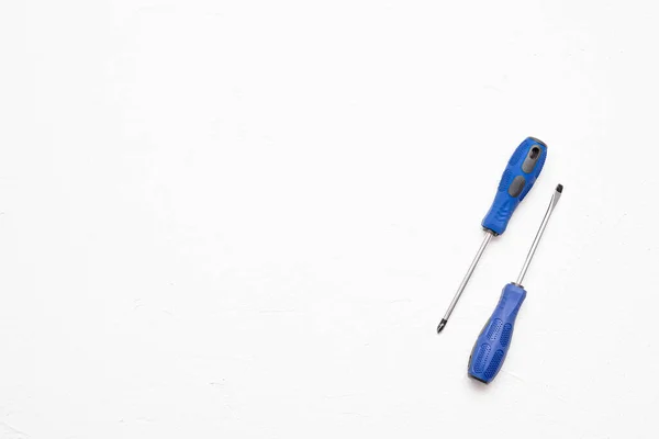 Schraubenzieher Mit Blauem Griff Auf Weißem Flachem Hintergrund Mit Kopierraum — Stockfoto