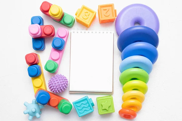 Babyspeelgoed Blanco Pagina Notitieblok Plat Lag Achtergrond Met Kopieerruimte Mockup — Stockfoto