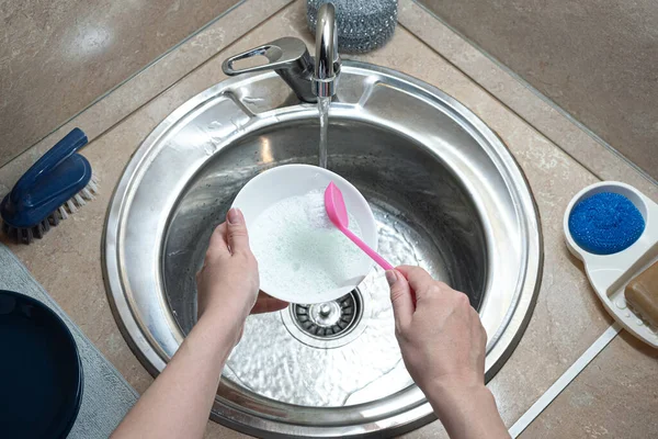 Femme Lave Une Vaisselle Brosse Dans Évier Cuisine Lave Vaisselle — Photo