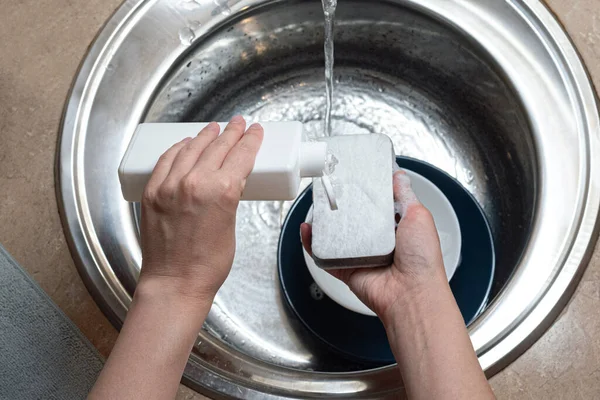 Femme Lave Une Vaisselle Par Éponge Dans Évier Cuisine Lave — Photo