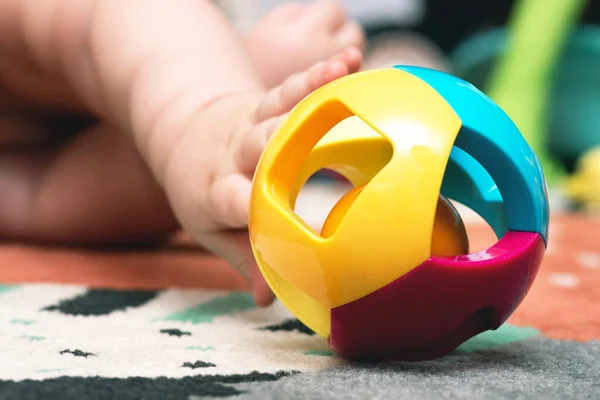 Niño Pequeño Está Jugando Con Bola Juguete Para Los Niños —  Fotos de Stock