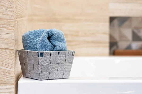 Asciugamano Una Scatola Plastica Uno Sfondo Vasca Bagno Vicino — Foto Stock