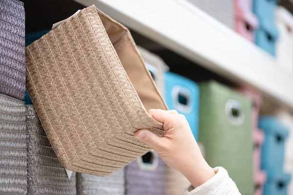 Женщина Выбирает Плетеный Шкаф Пластиковой Коробке Домашнем Магазине — стоковое фото