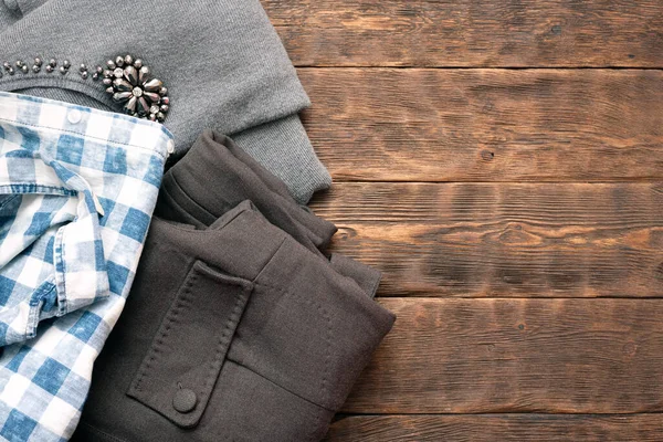 Ropa Femenina Sobre Fondo Del Puesto Boutique Madera Con Espacio — Foto de Stock