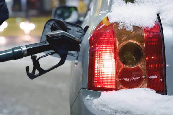 Benzin deposundaki siyah yakıt hortumu kışın kapanır..