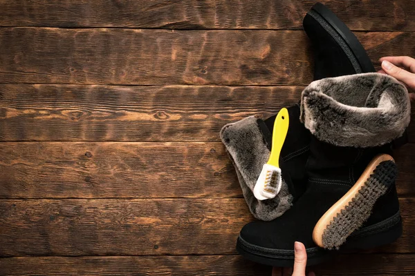 Limpieza Botas Gamuza Con Fondo Concepto Cepillo Zapatos Con Espacio — Foto de Stock