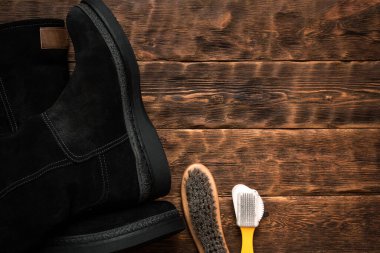 Ayakkabı fırçası kavramına sahip süet botları fotokopi alanı ile temizleme.