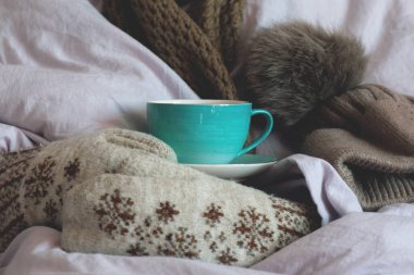 Eldivenli hasta kadın limonlu sıcak çayla ısınıyor..