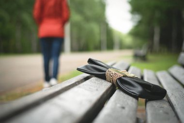 Kadın çantasında unutulmuş ve yürüyüp giden bir kadın.
