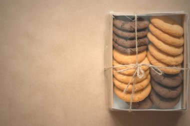 Kahverengi kağıtta Amerikan kurabiyeleri.