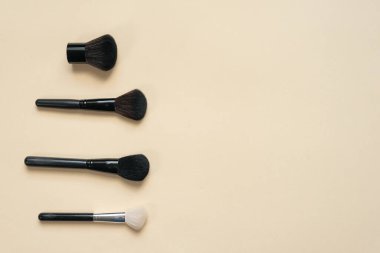 Fotokopi alanı ile turuncu arkaplanda fırçalar yap.