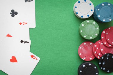 Yeşil masa zemininde dört as ve poker çipi kopyalama alanı ile.