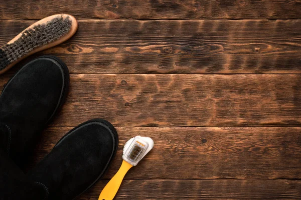 Limpieza Botas Gamuza Con Fondo Concepto Cepillo Zapatos Con Espacio — Foto de Stock