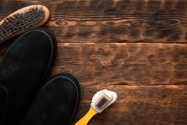 Limpieza Botas Gamuza Con Fondo Concepto Cepillo Zapatos Con Espacio — Foto de Stock