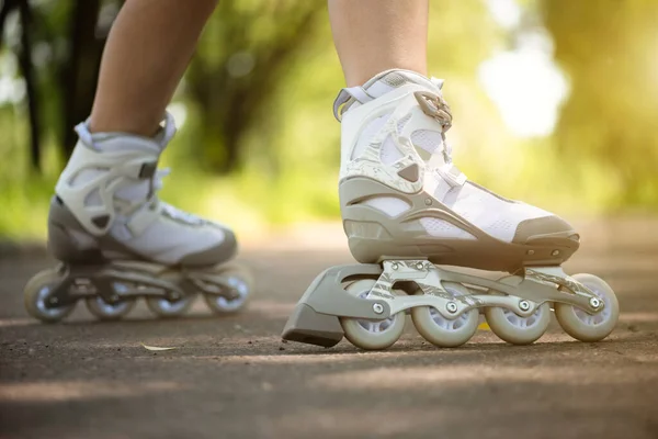 Patins Roulettes Sur Les Jambes Féminines Près Sur Fond Allée — Photo