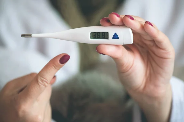 Больной Гриппом Женщина Показывает Термометр Высокой Температурой Тела — стоковое фото