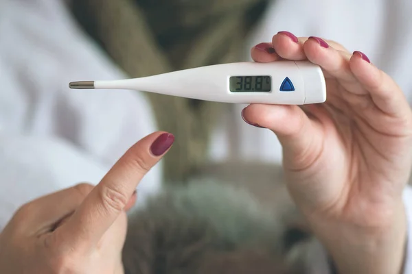 Больной Гриппом Женщина Показывает Термометр Высокой Температурой Тела — стоковое фото