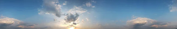 Panoramautsikt Över Molnig Himmel Solnedgång Strålar Abstrakt Bakgrund — Stockfoto