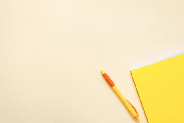 Bloco Notas Amarelo Caneta Fundo Laranja — Fotografia de Stock