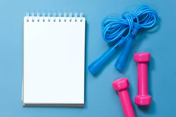 Gimnasio Lista Ejercicios Maqueta Mancuernas Una Cuerda Saltando Sobre Fondo —  Fotos de Stock