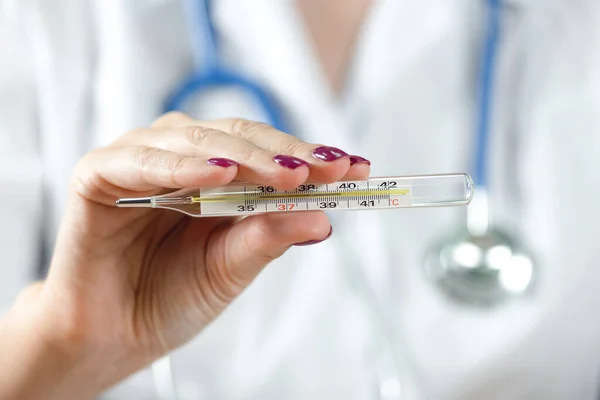 Doctora Mujer Mostrando Termómetro Con Una Alta Temperatura Corporal — Foto de Stock