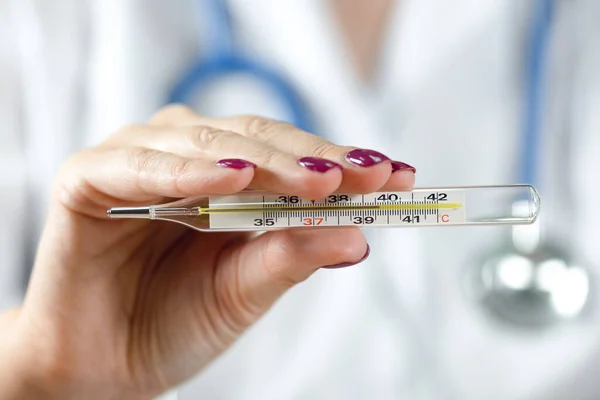 Doctora Mujer Mostrando Termómetro Con Una Alta Temperatura Corporal — Foto de Stock