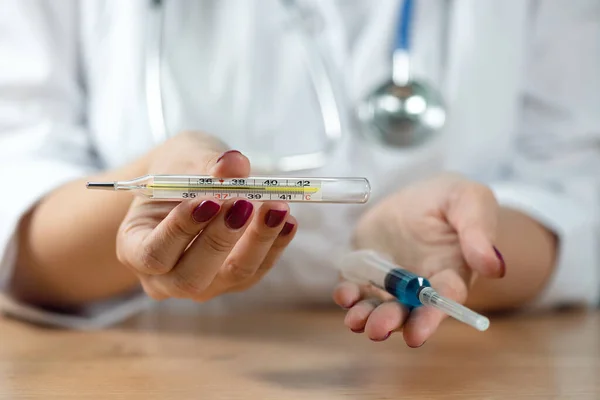 Una Vacuna Antigripal Médico Mujer Sosteniendo Las Manos Termómetro Con — Foto de Stock