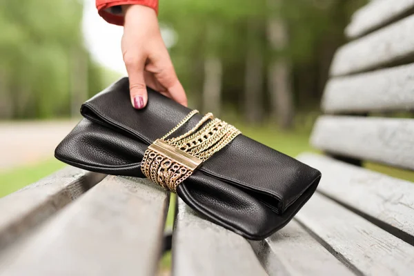 Vrouw Handen Het Oppakken Van Een Zwarte Lederen Koppeling Zak — Stockfoto