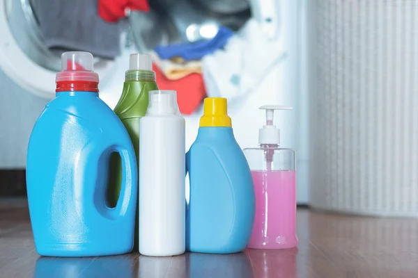 Lavadora Botellas Detergente Ropa Sucia Una Cesta — Foto de Stock
